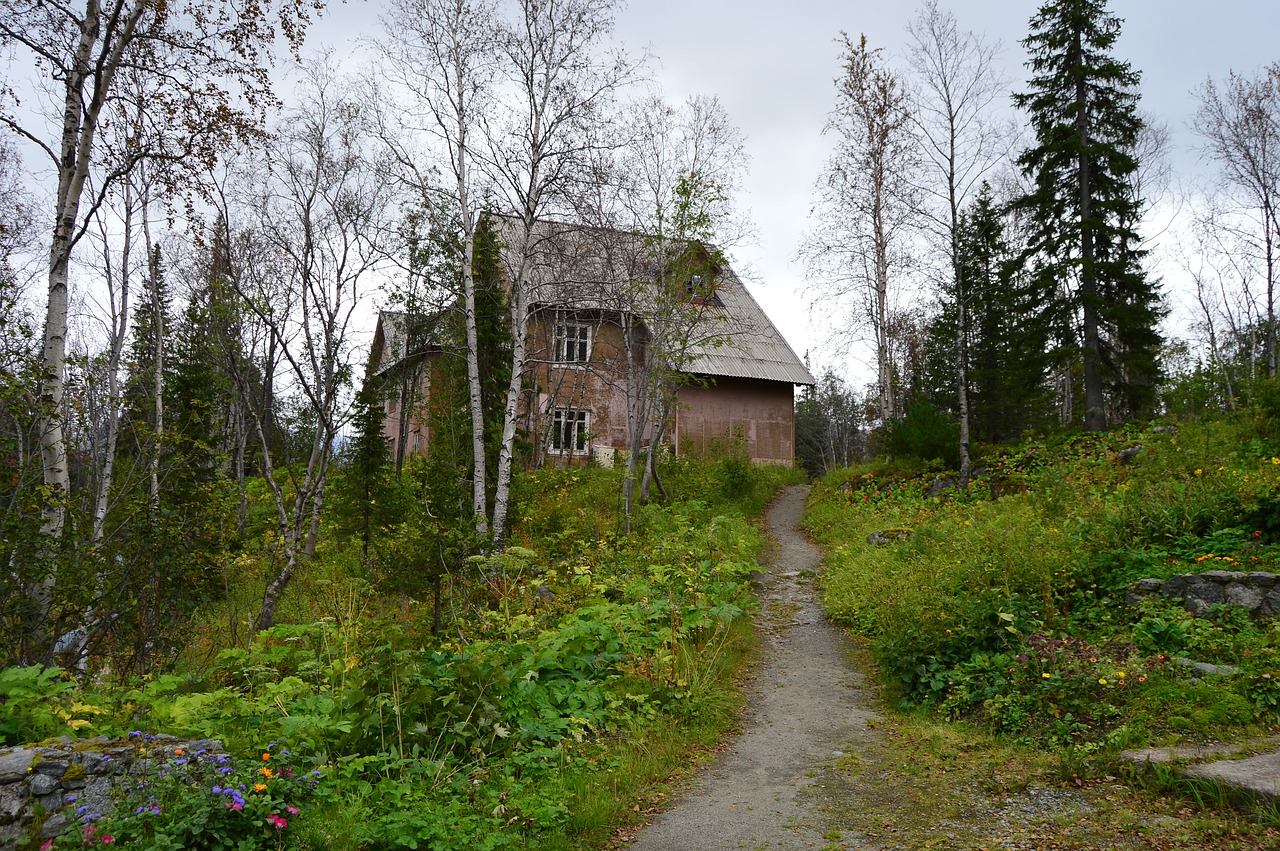 kirovsk botanical garden lonely house free photo