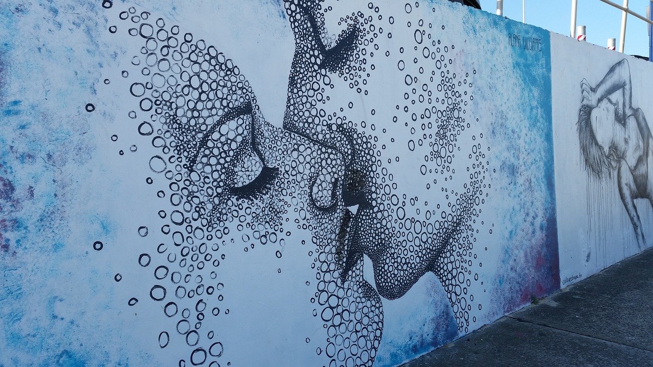 kiss love street art free photo
