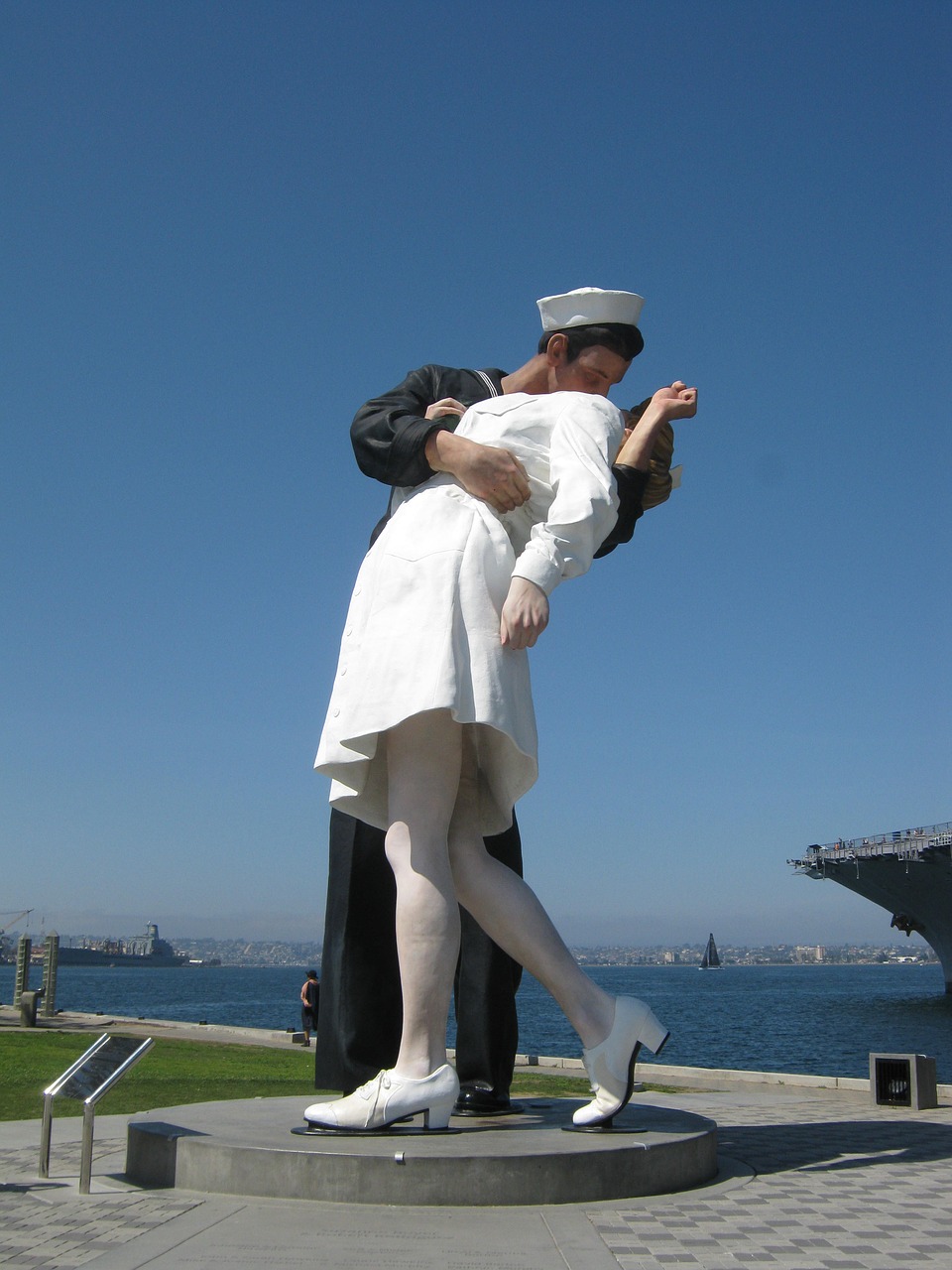 kiss kissing statue cali free photo
