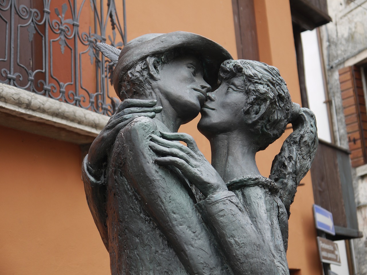 kiss  statue  alpine free photo