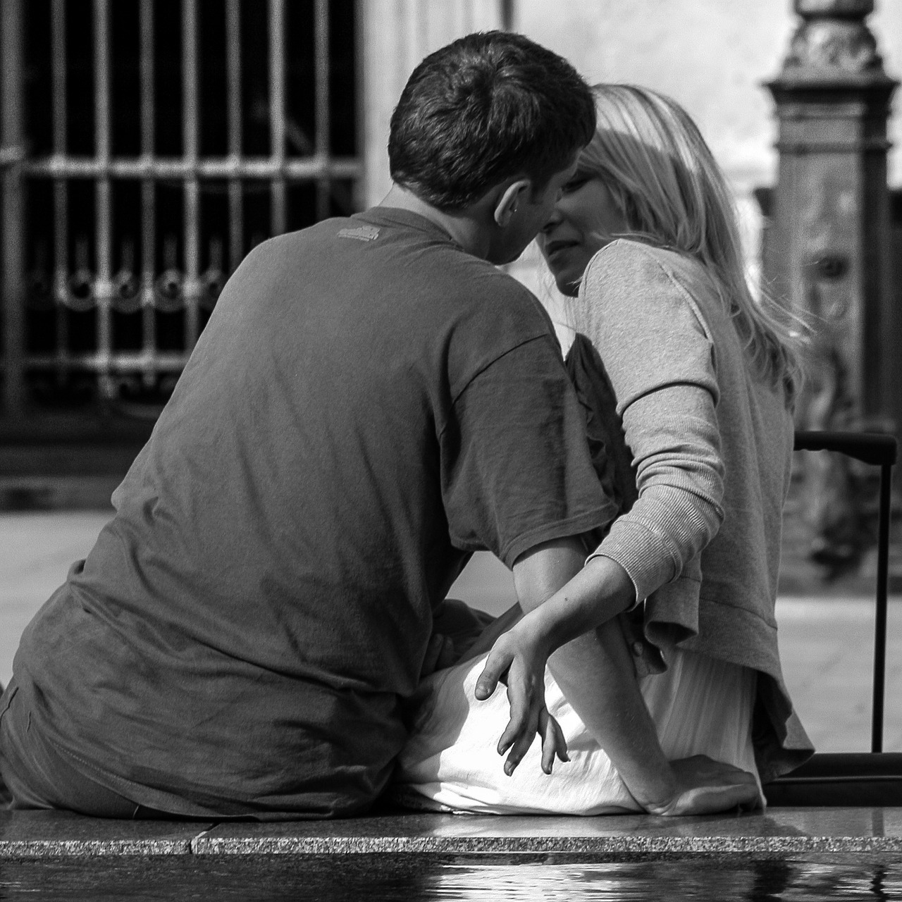 kiss in love paris free photo