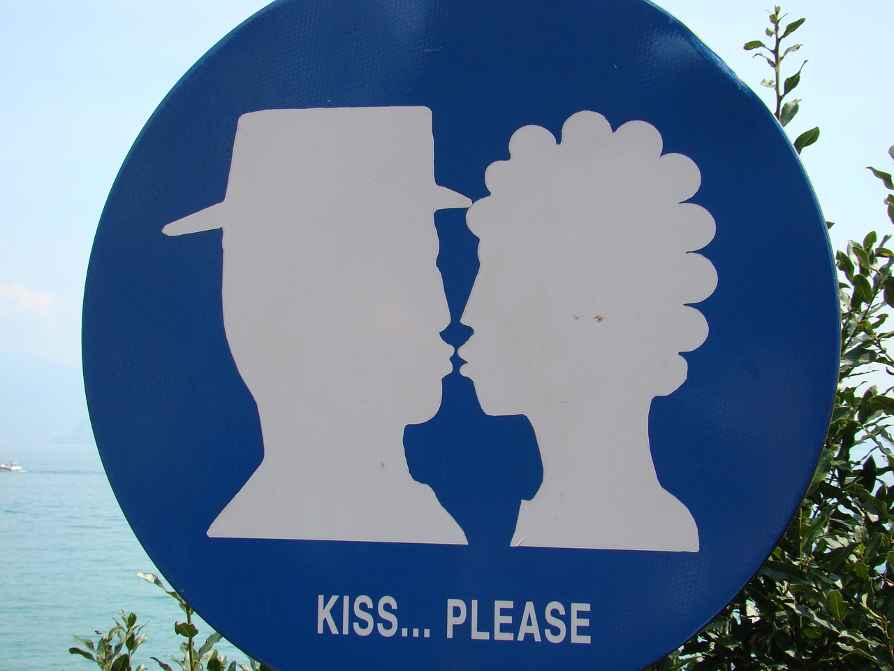 kiss bord sign free photo