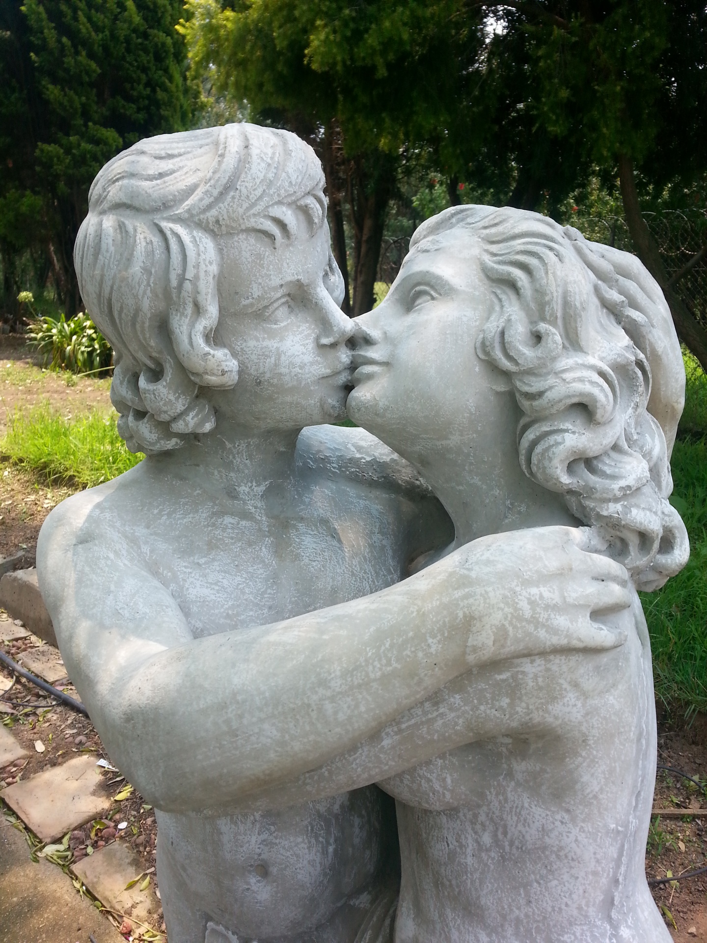 couple statue kisses free photo