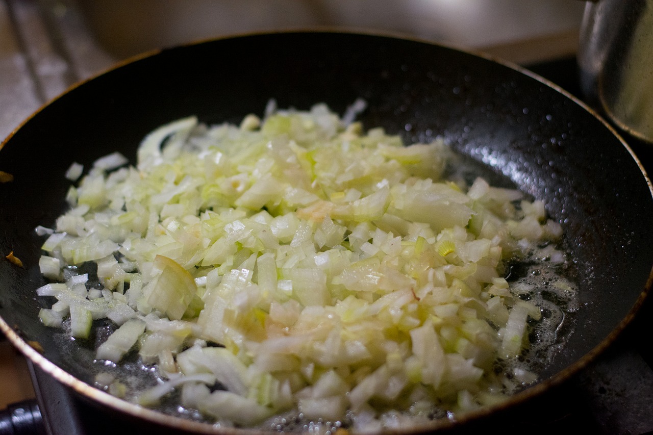 kitchen onion frying free photo
