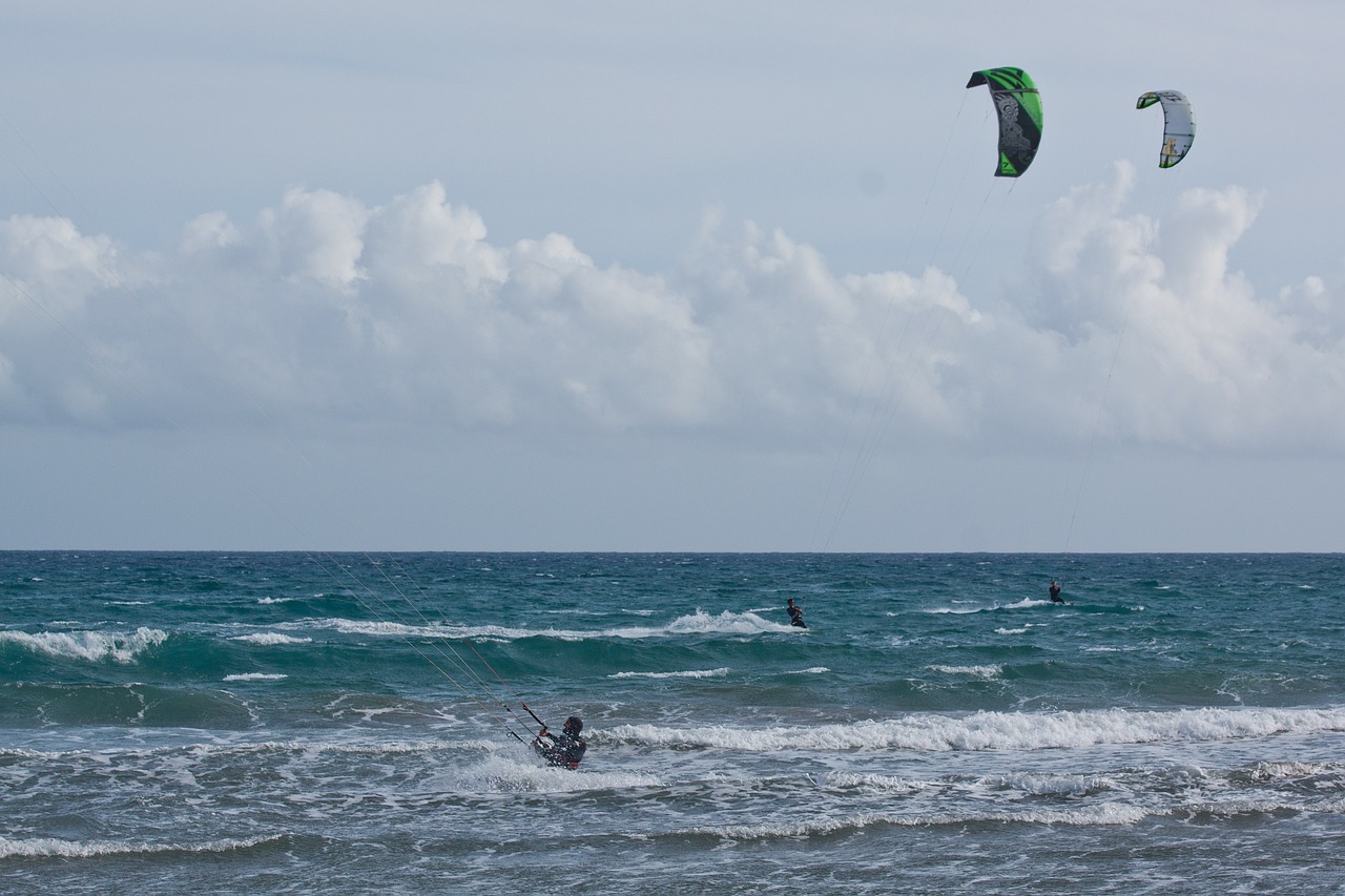 kitesurfer kite surfing kiters free photo