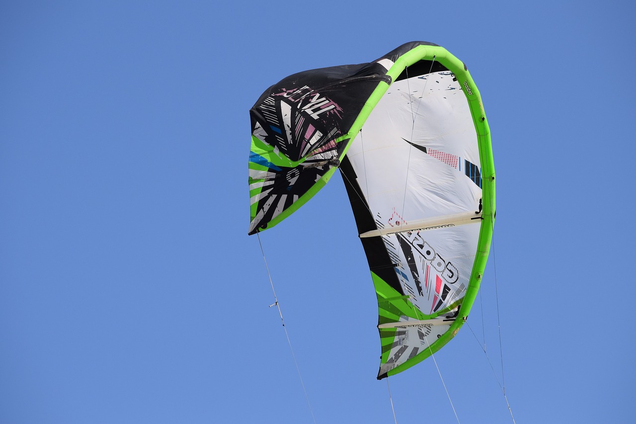 kitesurfing parachute sky free photo