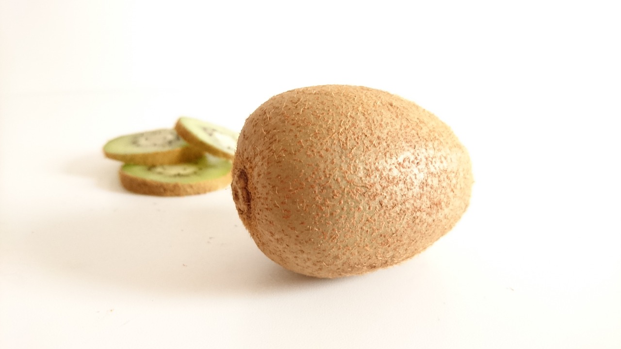 kiwi fruit green free photo