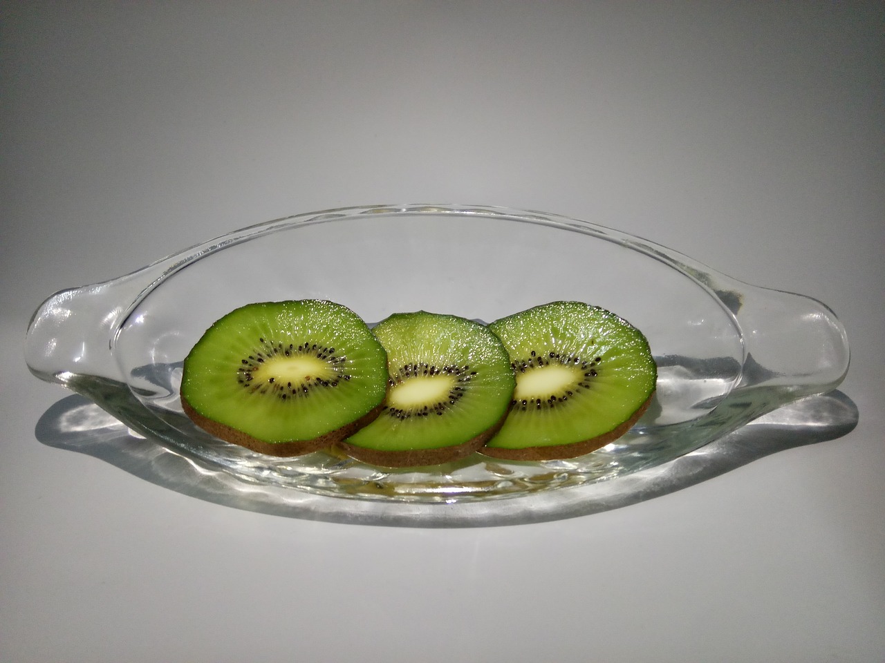 kiwi kiwi slices glass free photo