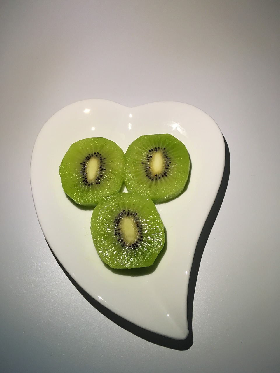 kiwi kiwi slices heart-shaped plate free photo