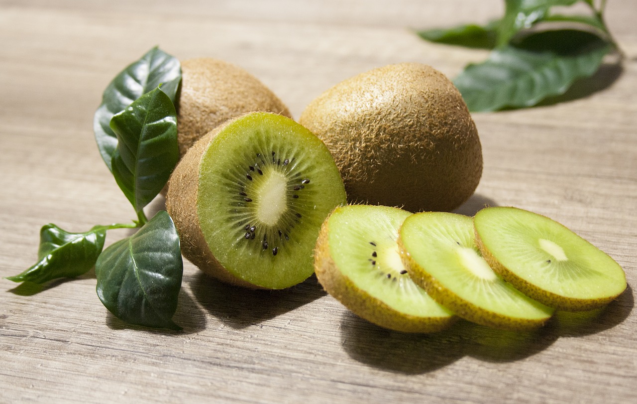 kiwi  fruit  foodstuffs free photo
