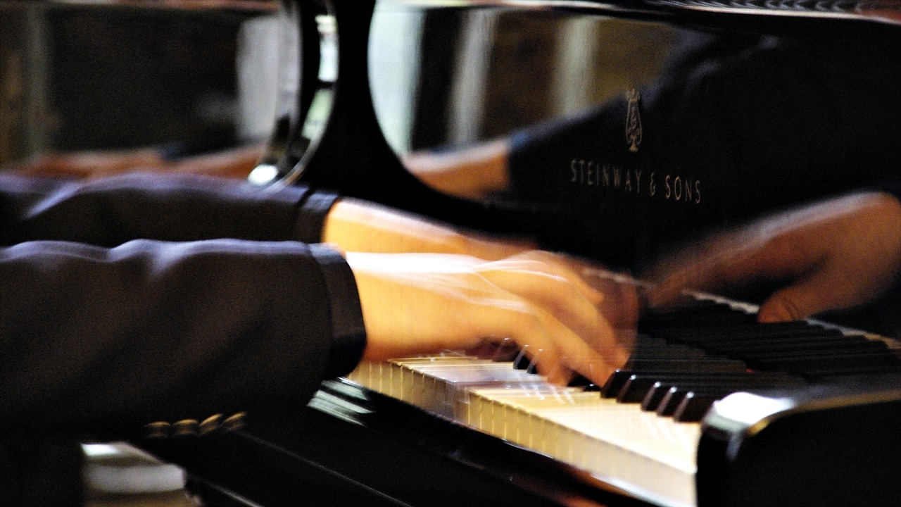 klavierspiel piano piano keys free photo
