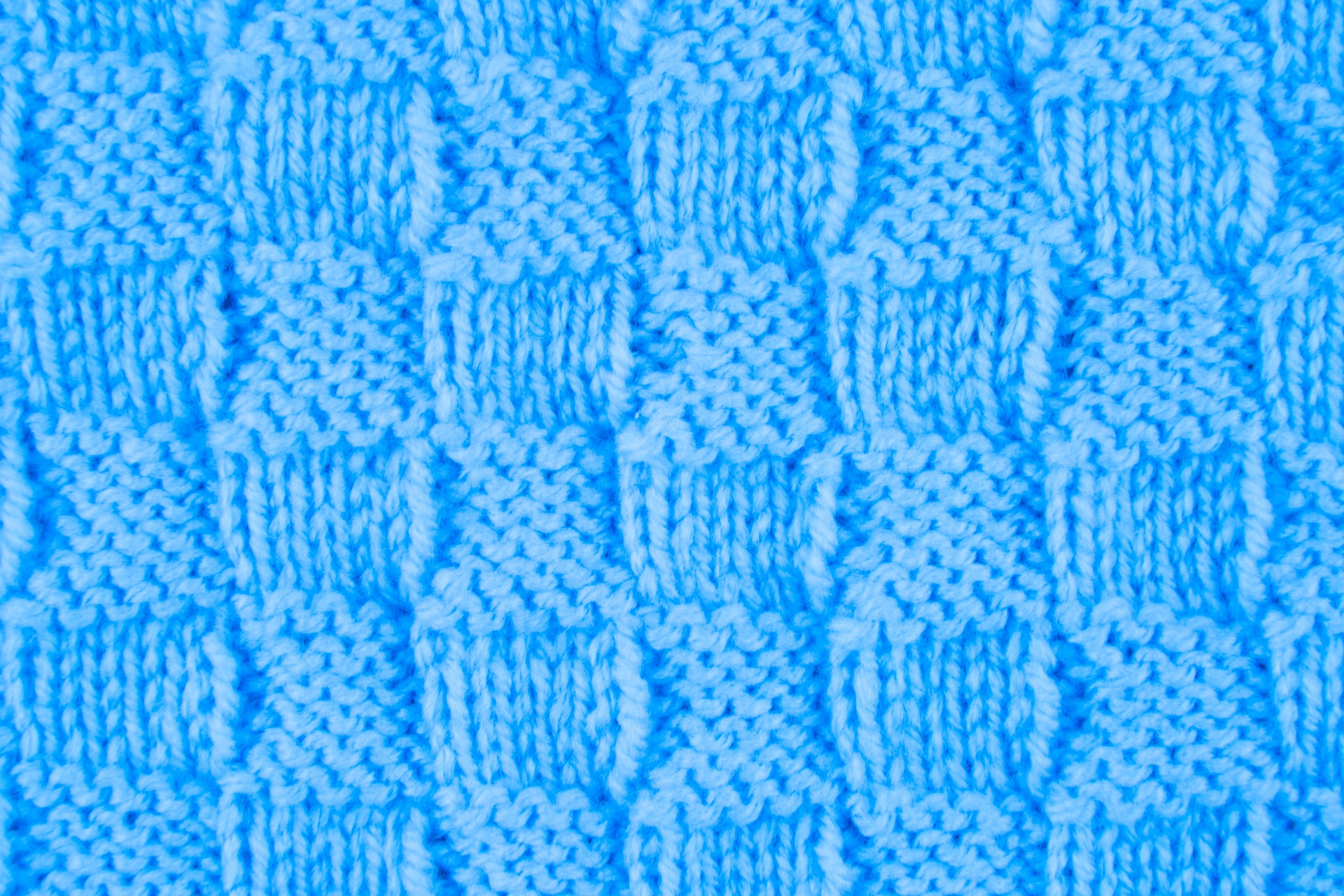 Синее вязаное полотно