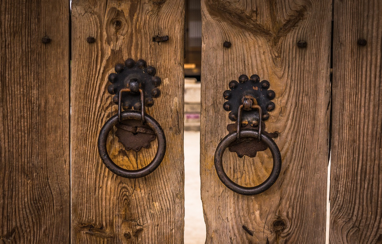 knocker traditional gate free photo