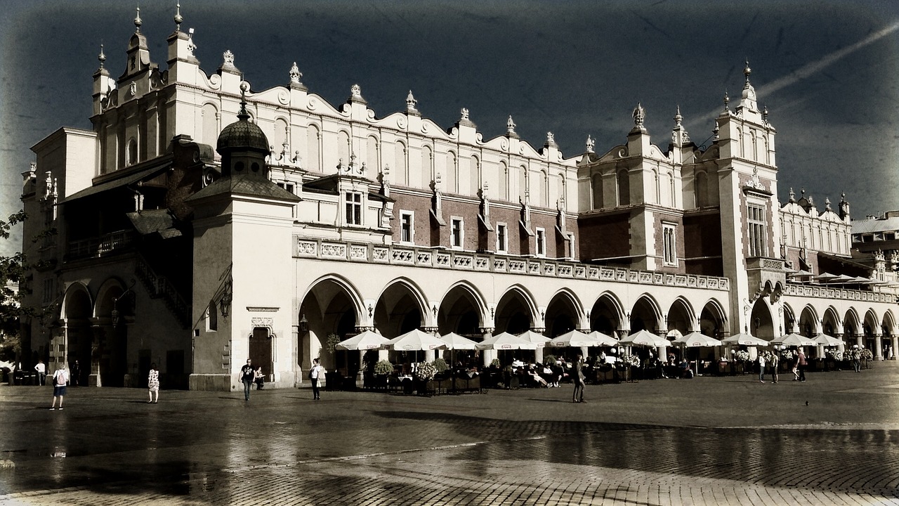 kraków cloth hall sukiennice tour free photo