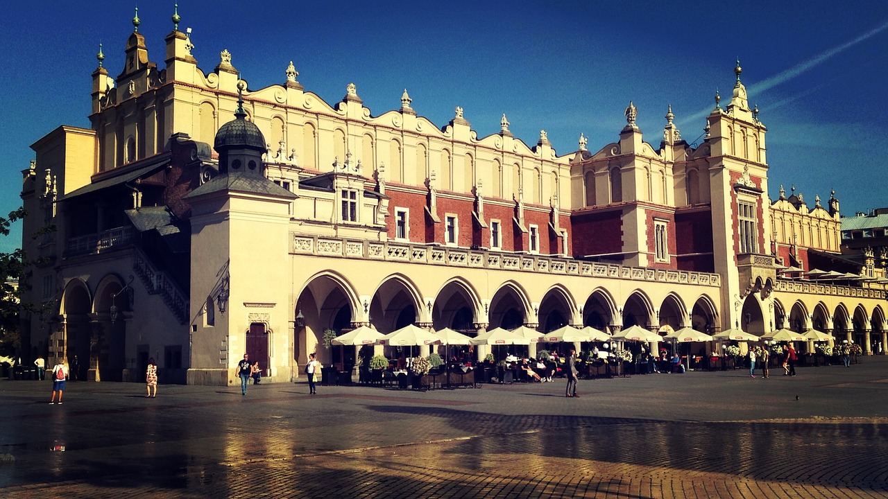 kraków cloth hall sukiennice poland free photo