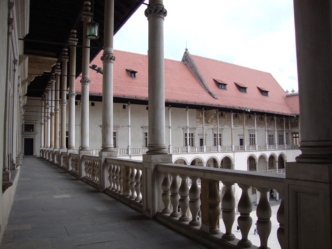 kraków wawel the castle courtyard free photo