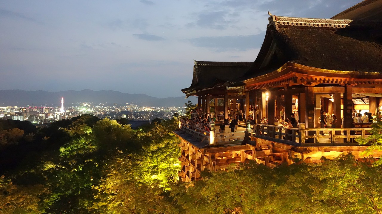 kyoto kiyomizu-dera temple night view free photo