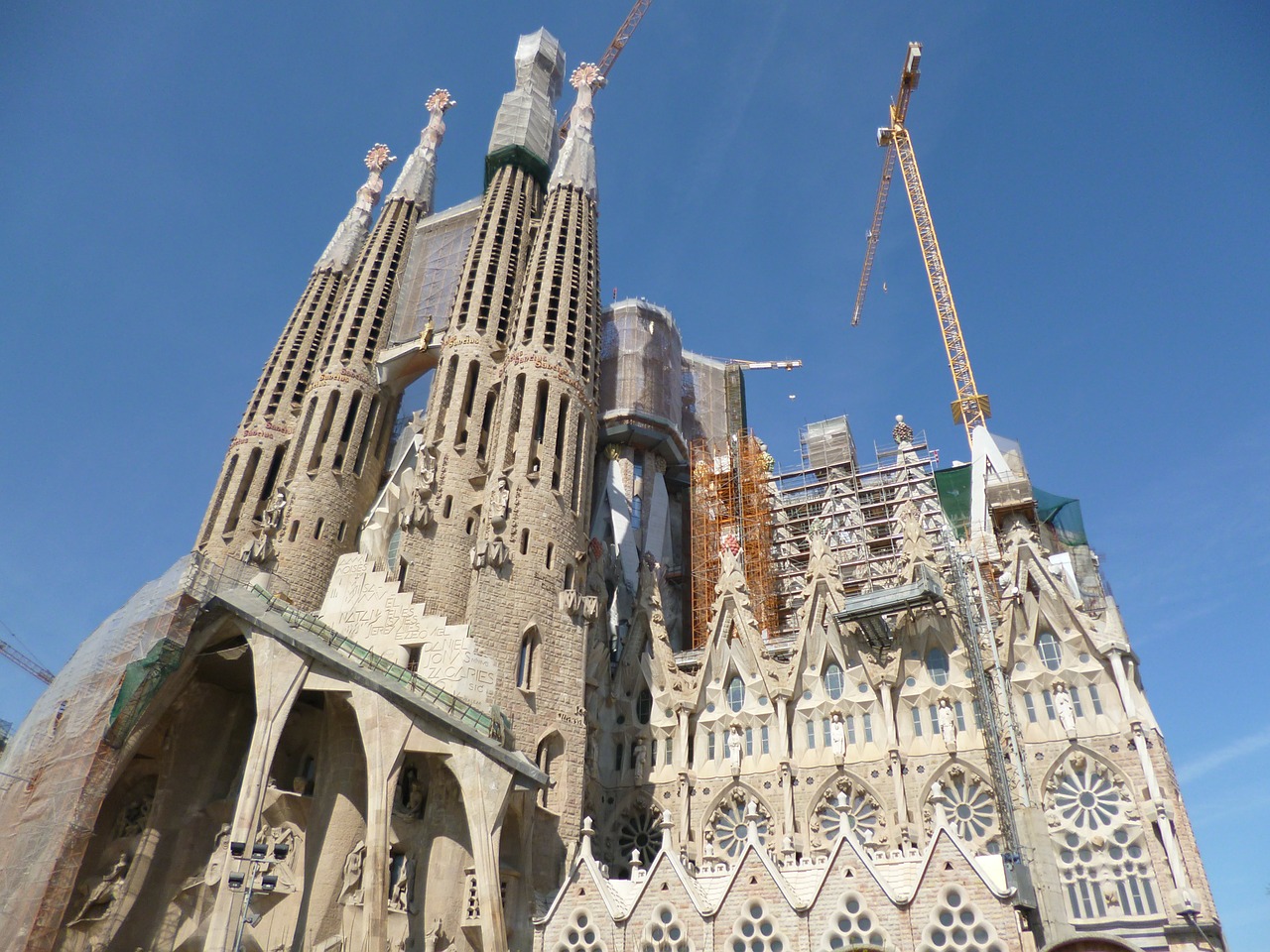 la sagrada familia gaudí barcelona free photo