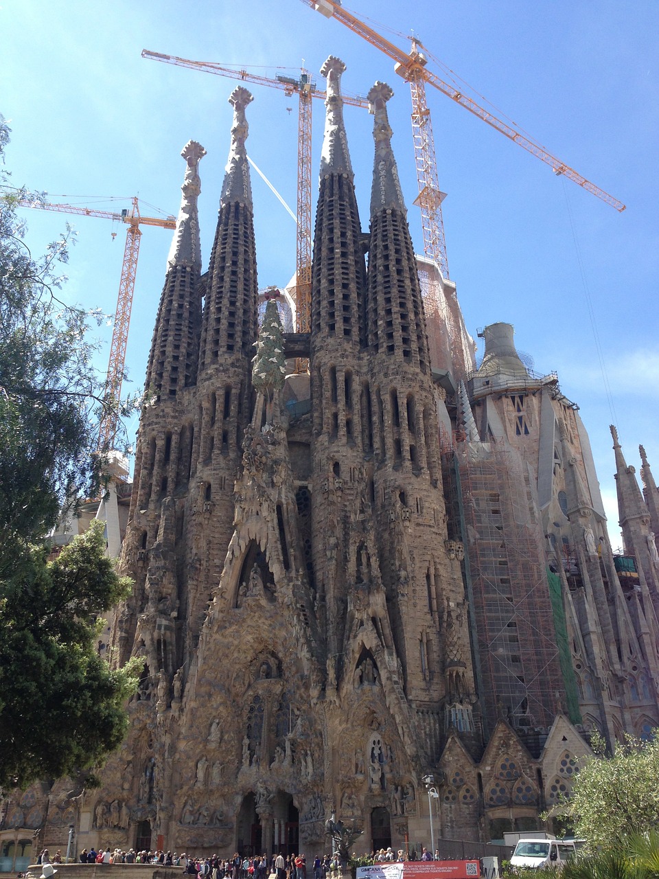 la sagrada familia gaudí cathedral free photo