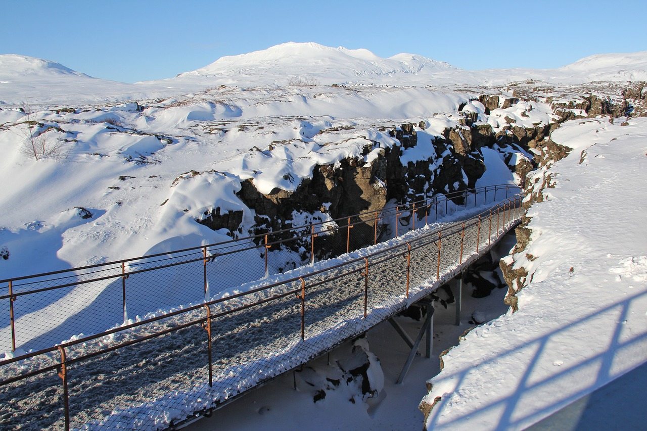 lake mountain thingvellir national park free photo