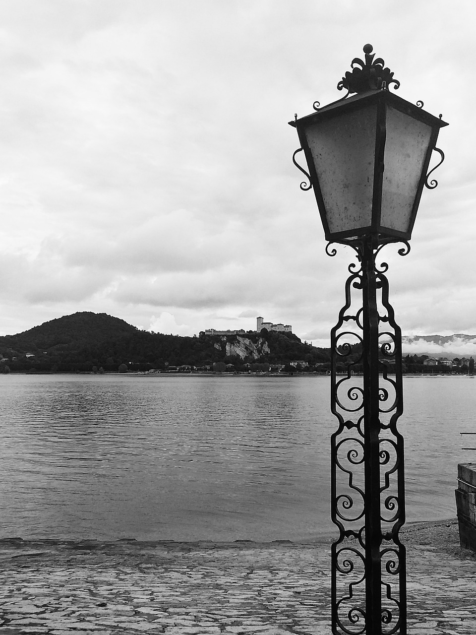 lake lake arona lamppost free photo