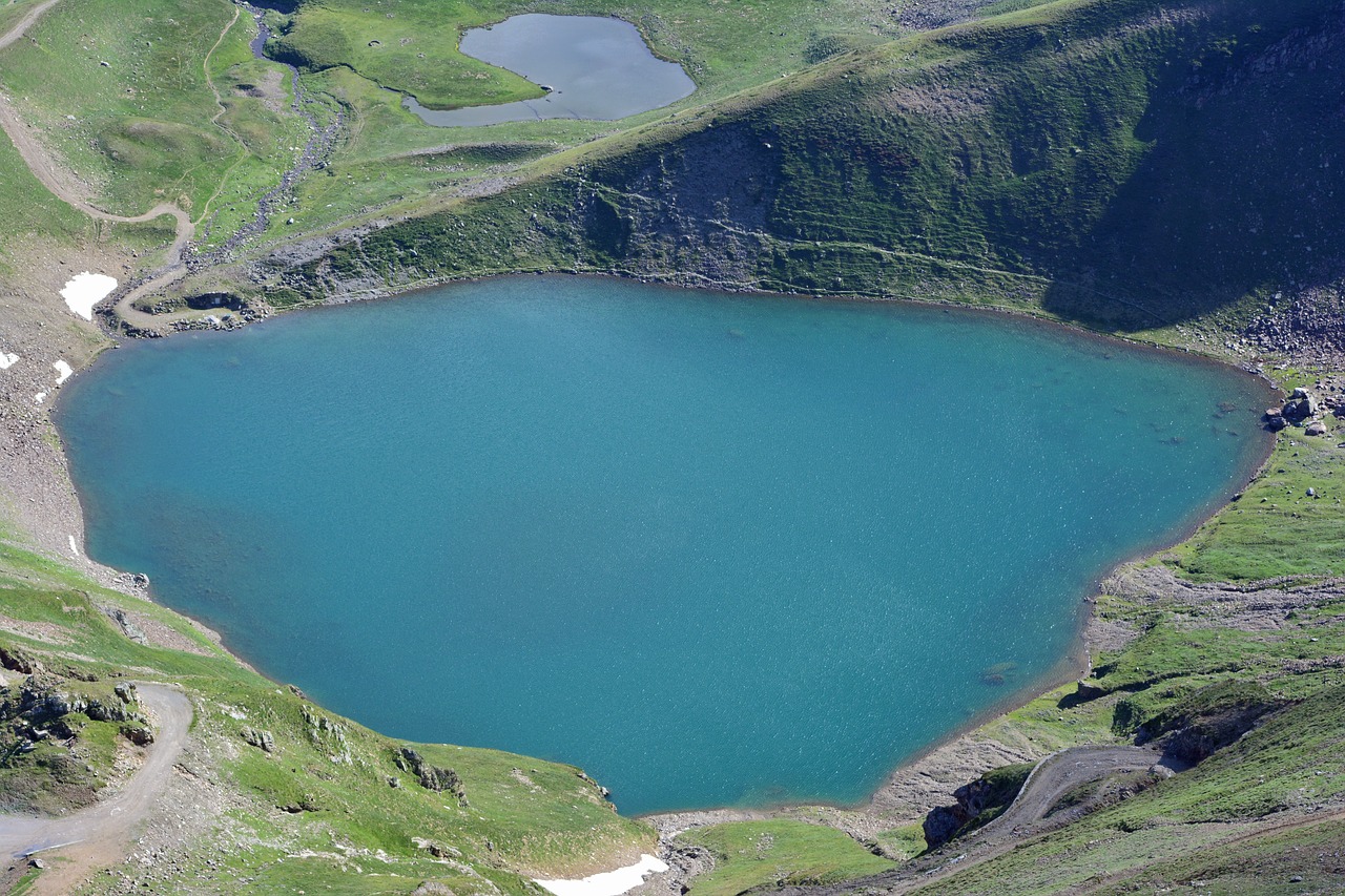 lake mountain pyrénées free photo