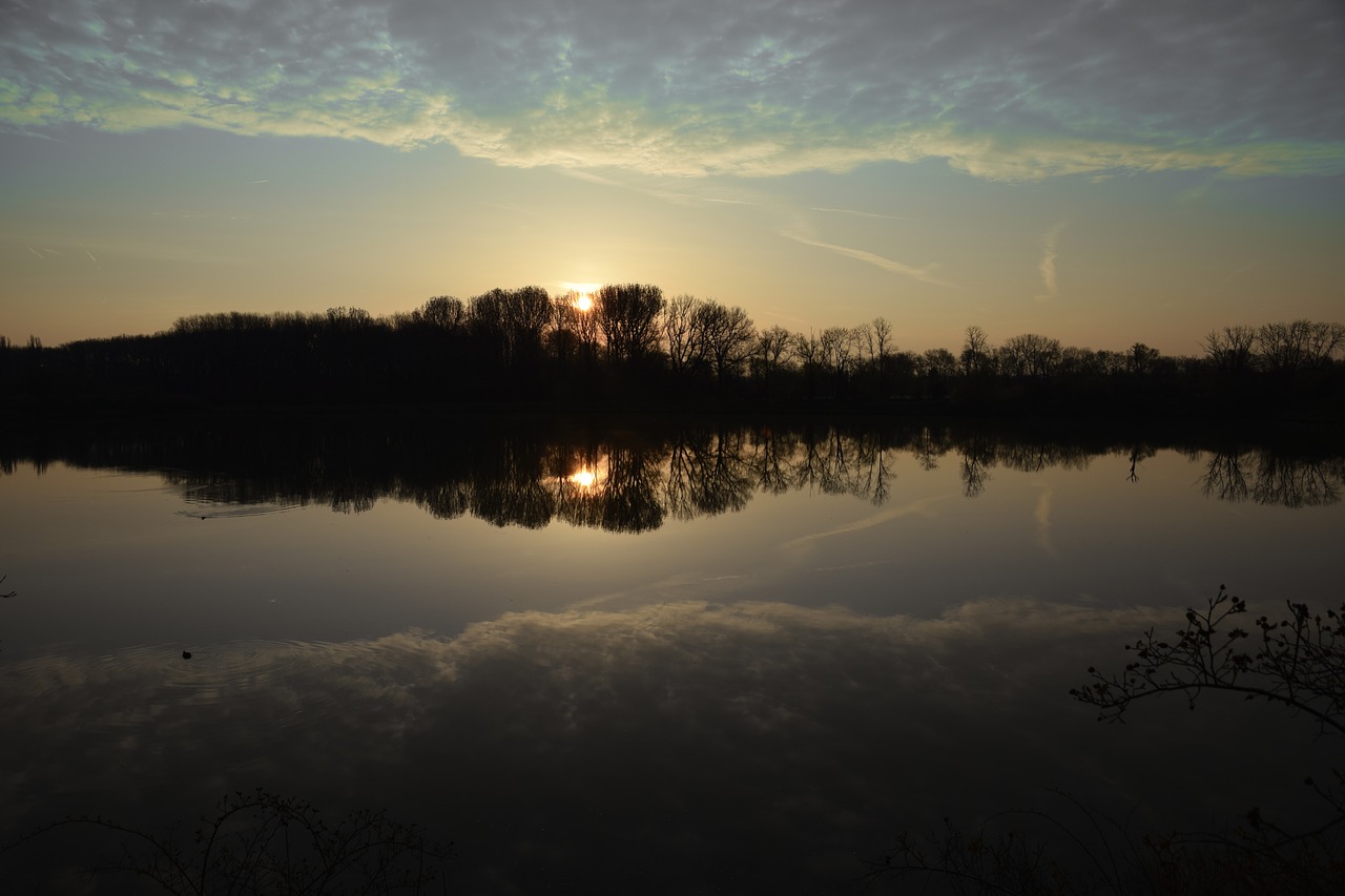 lake mirror water free photo