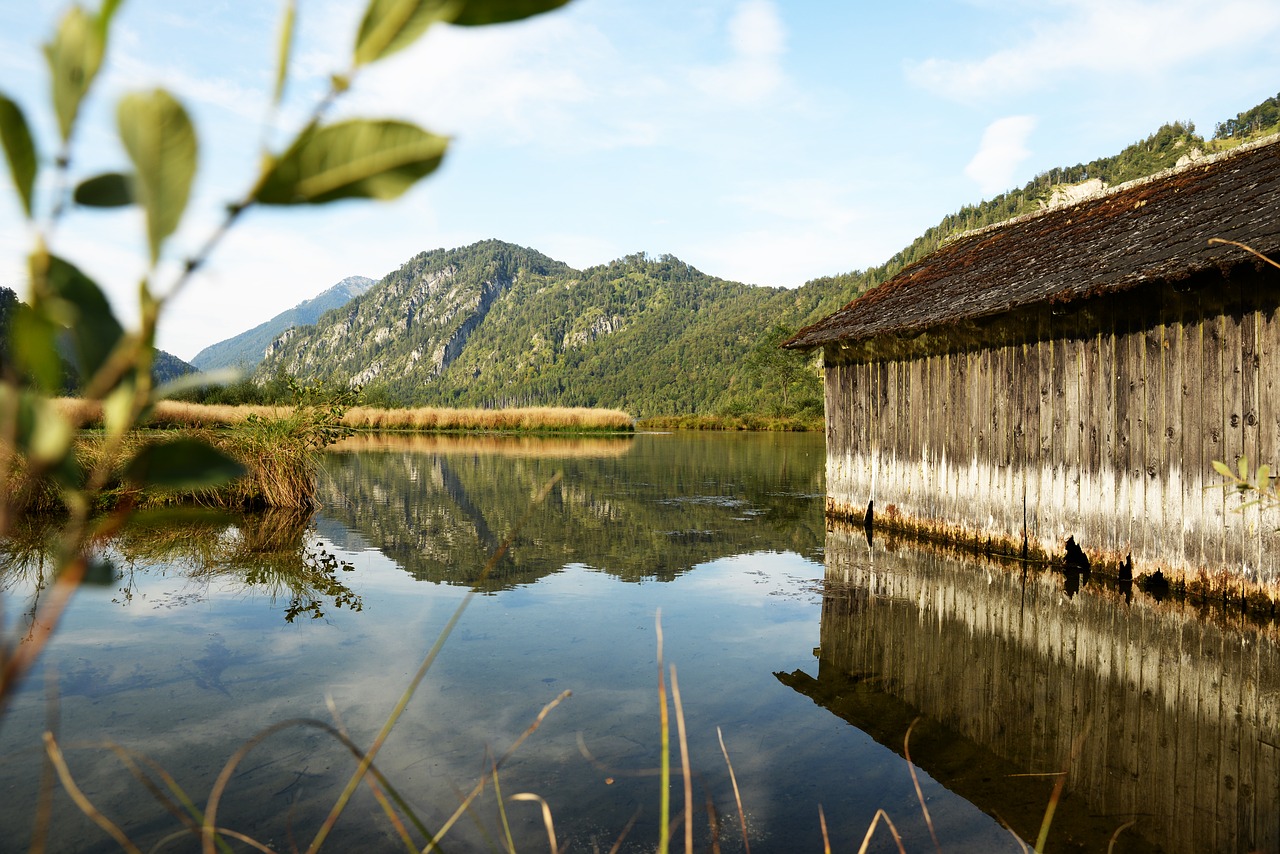 lake mountain boathouse free photo