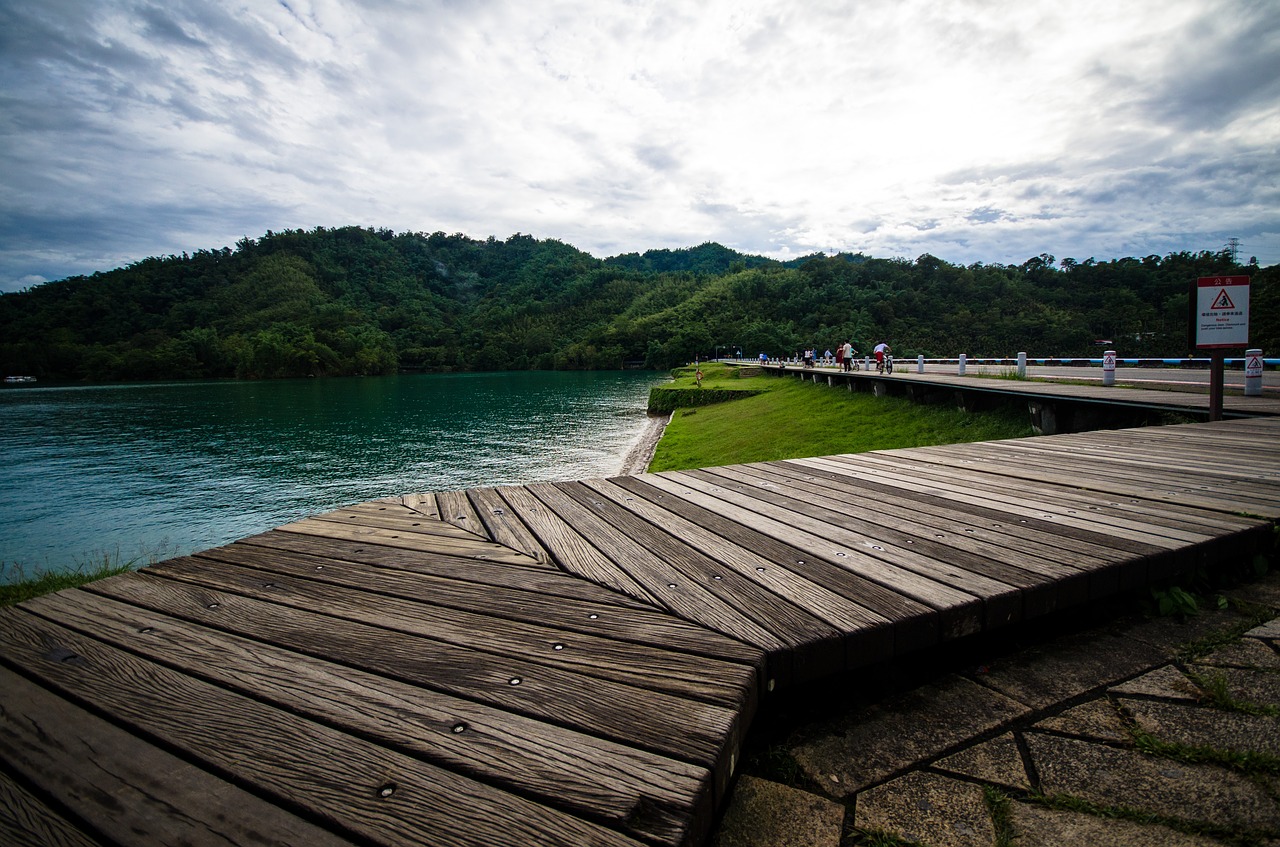 lake landscape scenery free photo