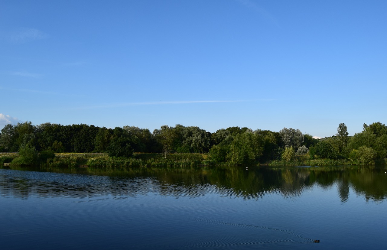 lake lodge lake milton keynes free photo