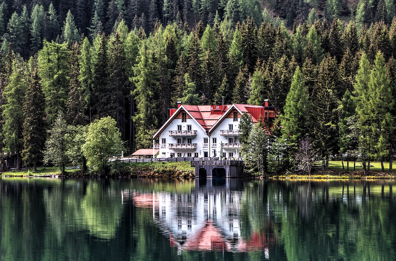 lake chalet mirroring free photo