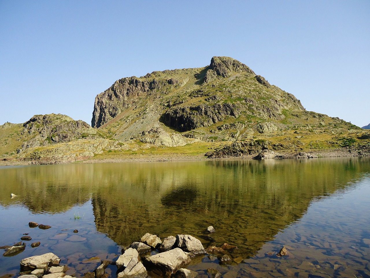 lake mountain hiking free photo