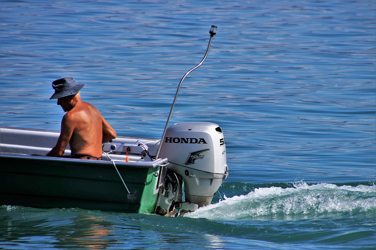 lake  motorboat  boat free photo