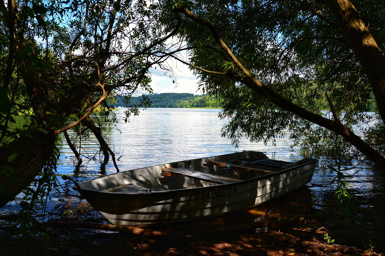 lake  boat  holidays free photo