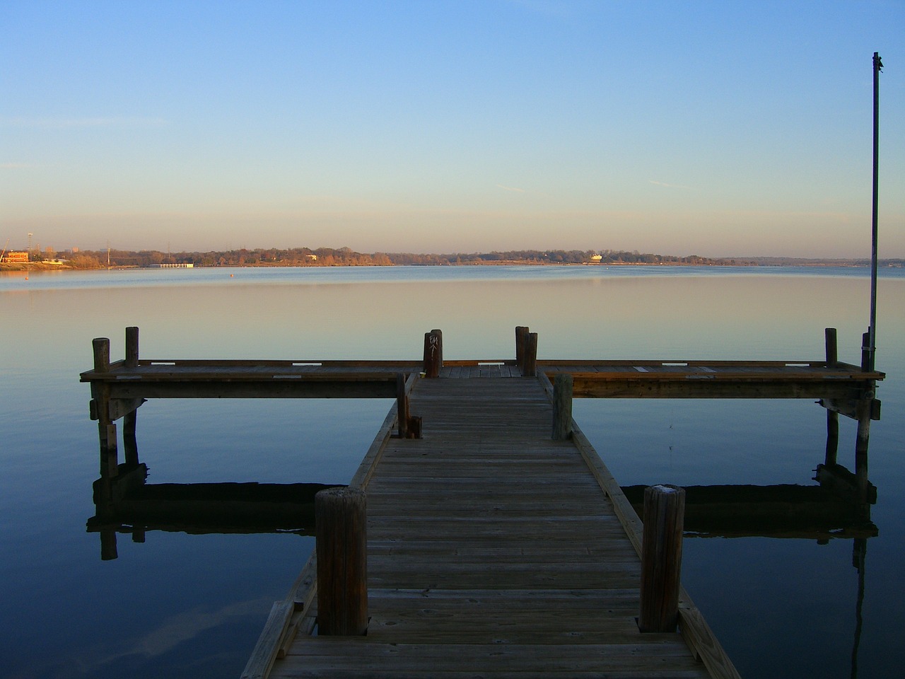 lake pier reflexion free photo