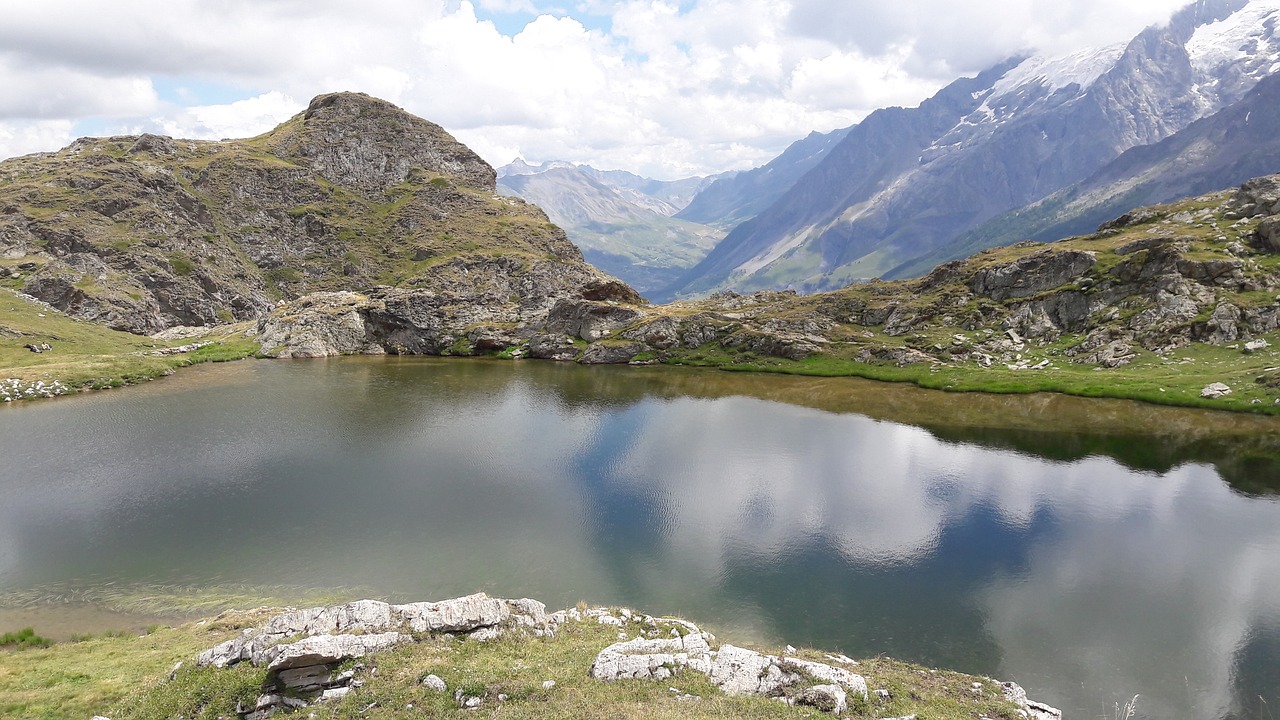 lake  mountain  plateau of emparis france free photo