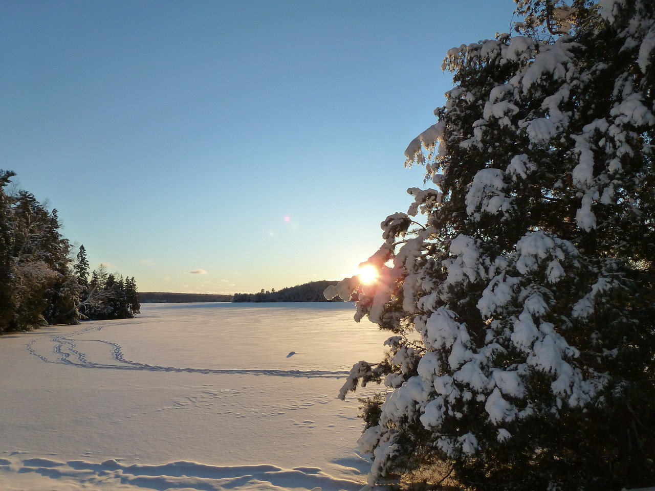 lake trail snow free photo