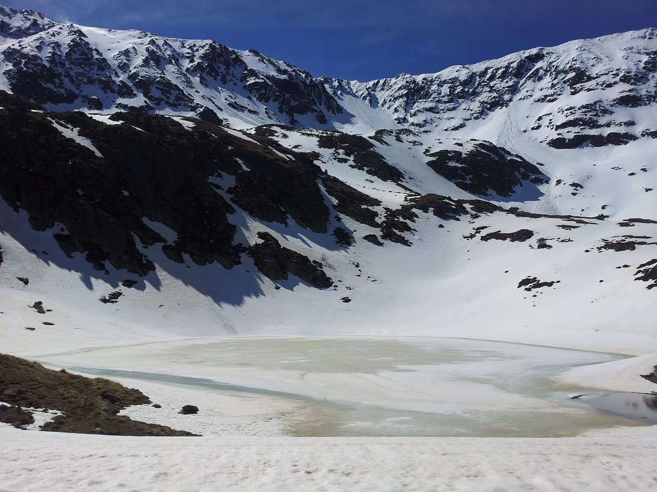 lake  snow  mountains free photo