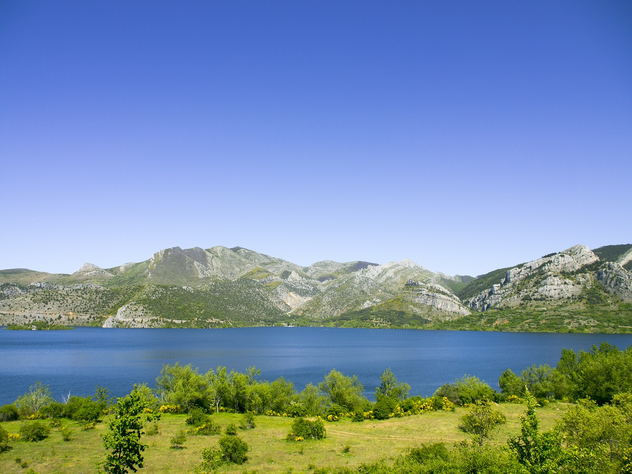 lake landscape mountains free photo