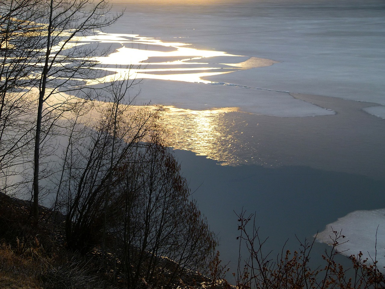 lake frozen early morning free photo