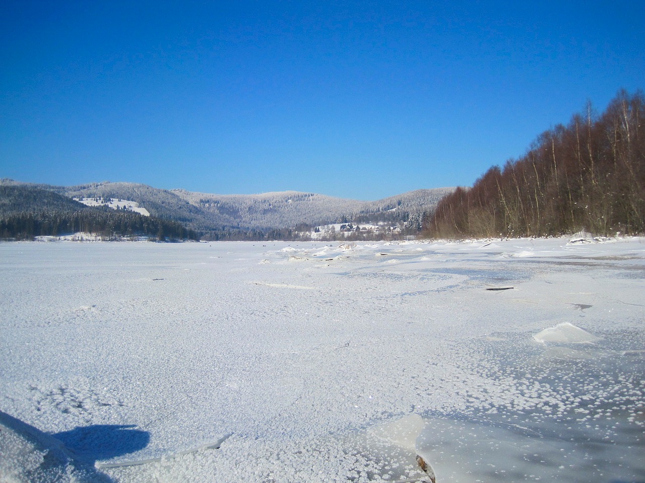 lake frozen mountains free photo