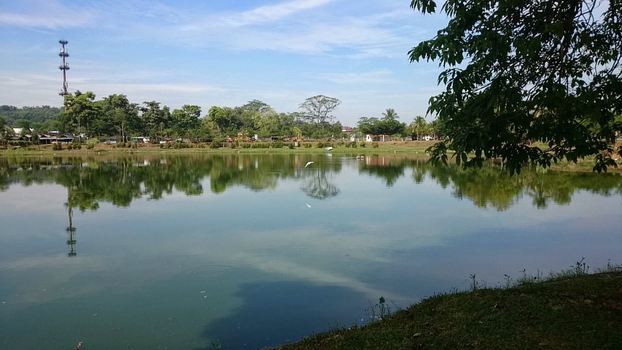 lake reflection urban free photo