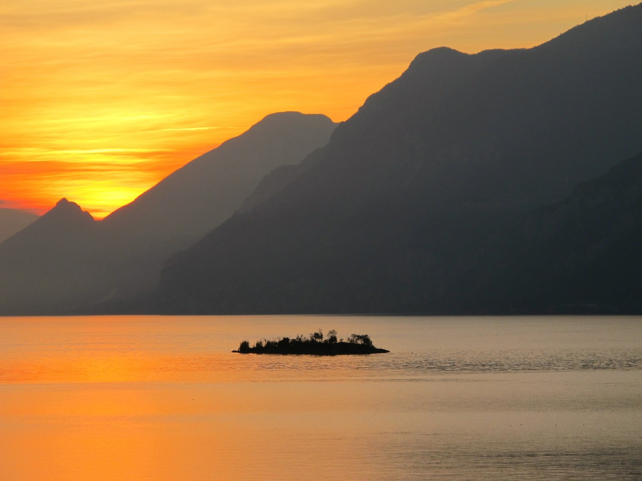 lake garda sunset lake free photo