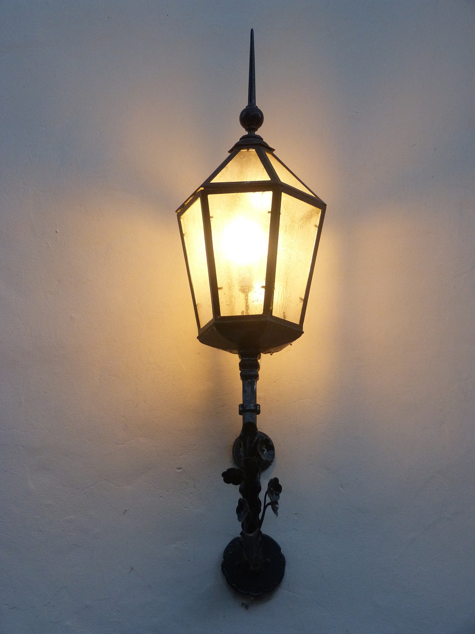 lamppost lit illumination free photo