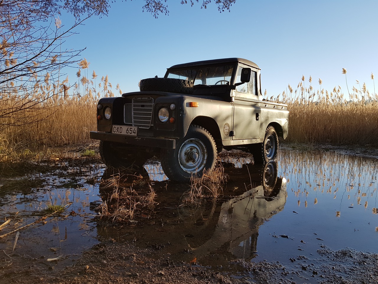 land rover  spring  flood free photo