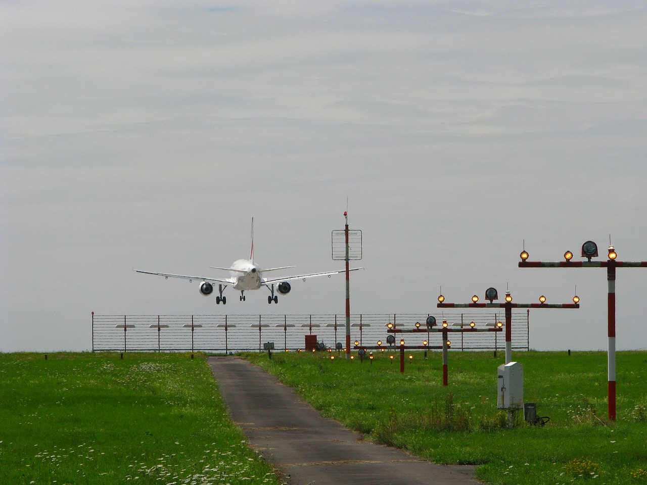 landing approach aircraft free photo