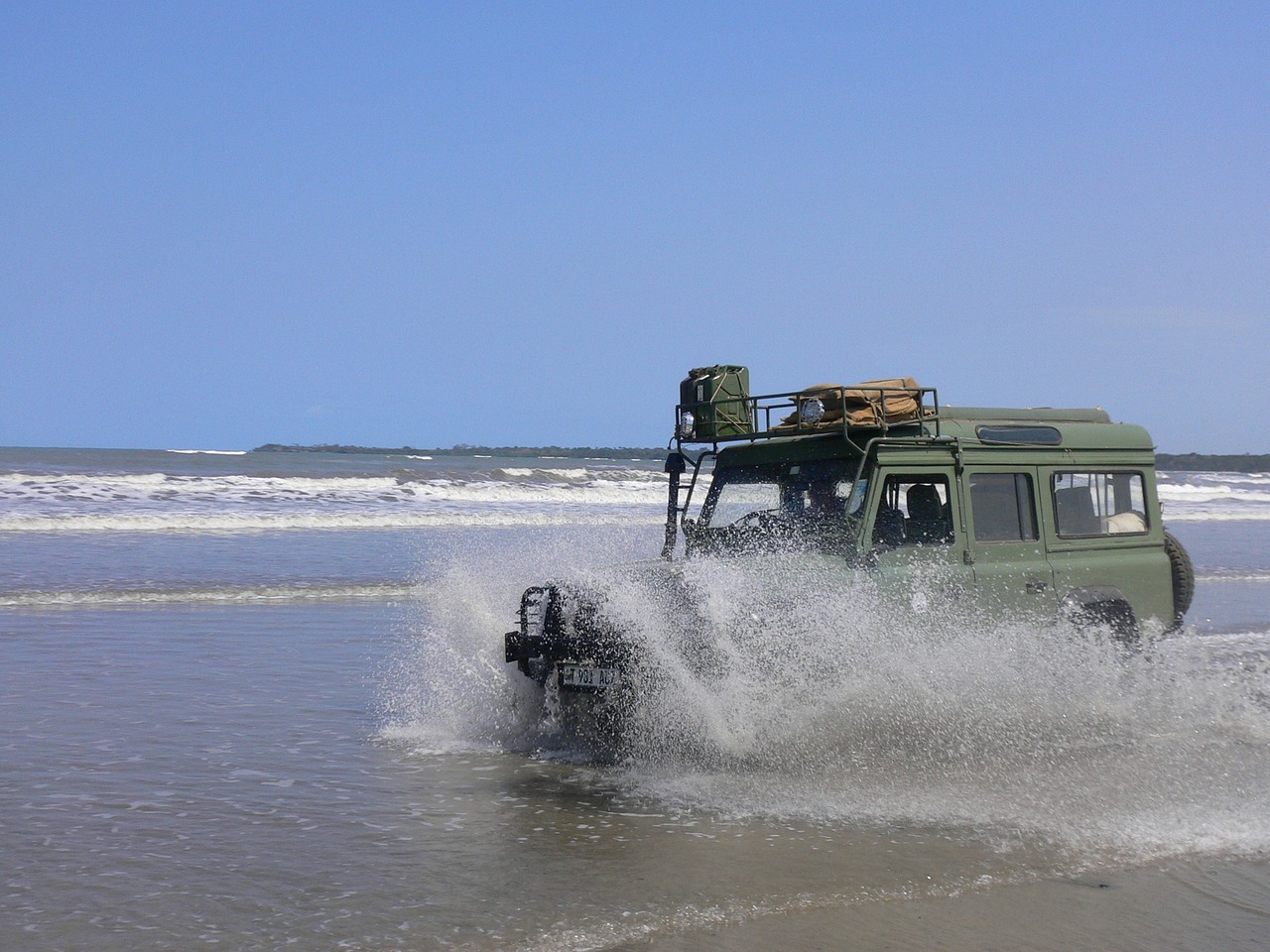 landrover beach fun free photo