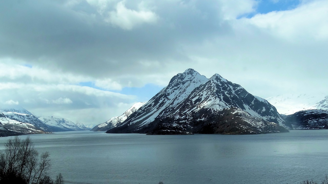 landscape  water  mountains free photo