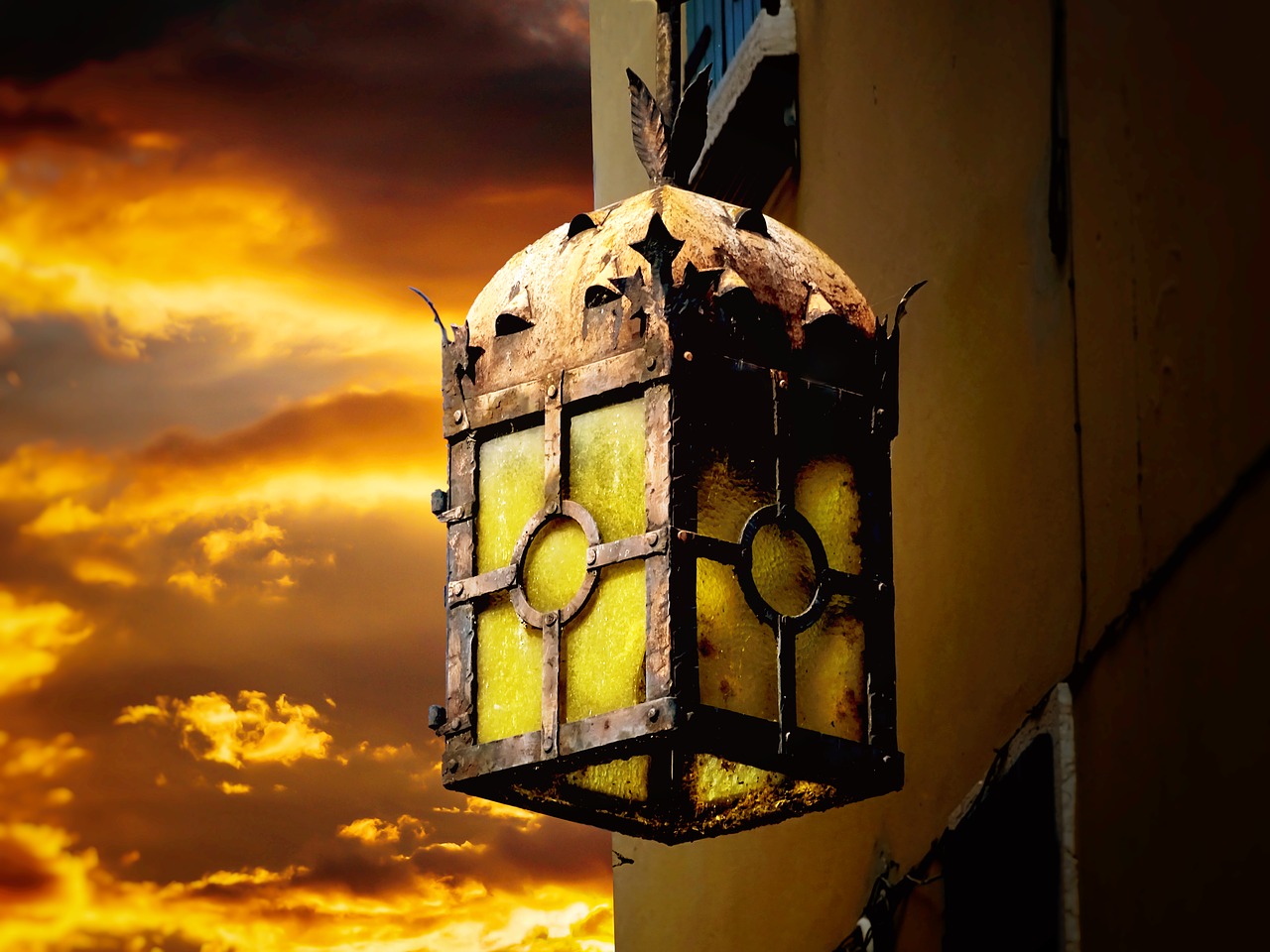 lantern  hauswand  abendstimmung free photo