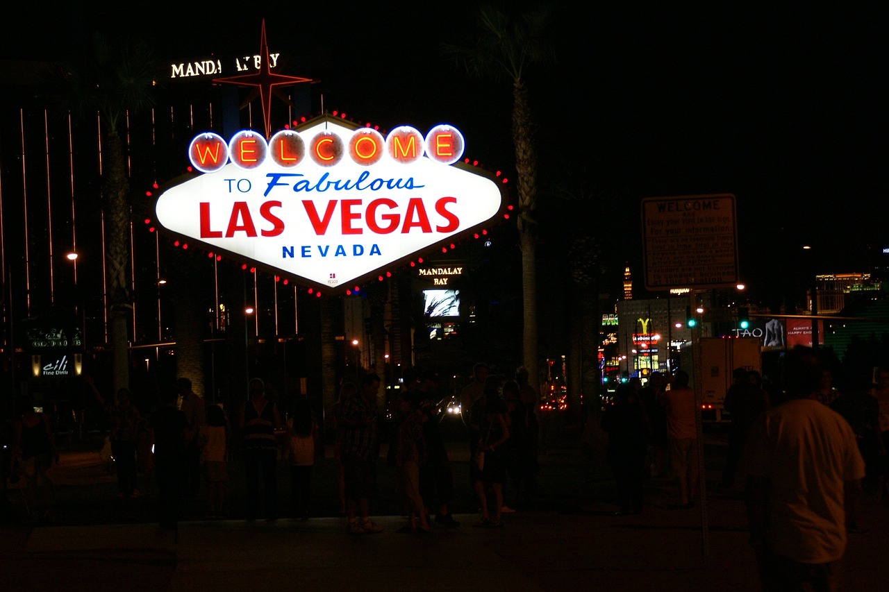 las vegas welcome neon sign free photo